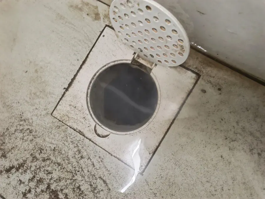 Kerja membersihkan floor trap