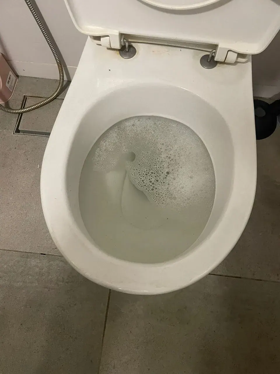 Kerja membersihkan toilet bowl choke